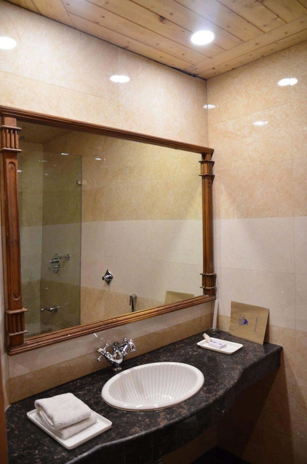 Hotel Manali Heights Buitenkant foto