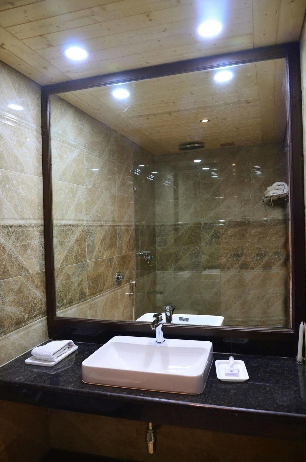 Hotel Manali Heights Buitenkant foto