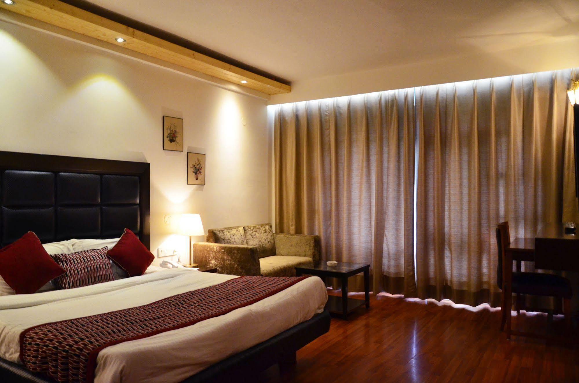 Hotel Manali Heights Buitenkant foto